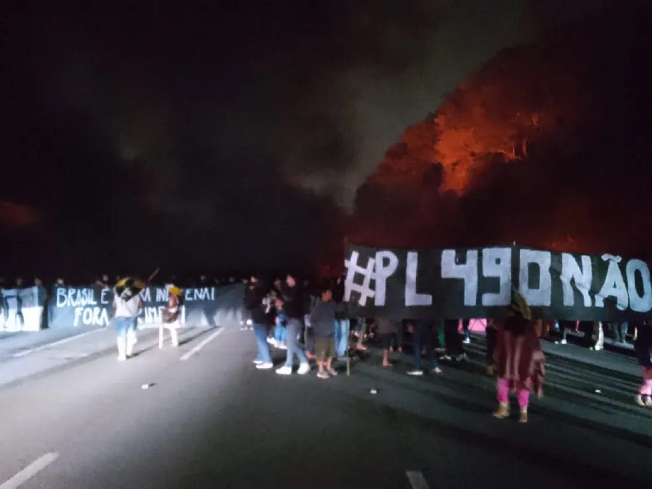 Povo guarani bloqueia rodovia em S&atilde;o Paulo contra marco temporal